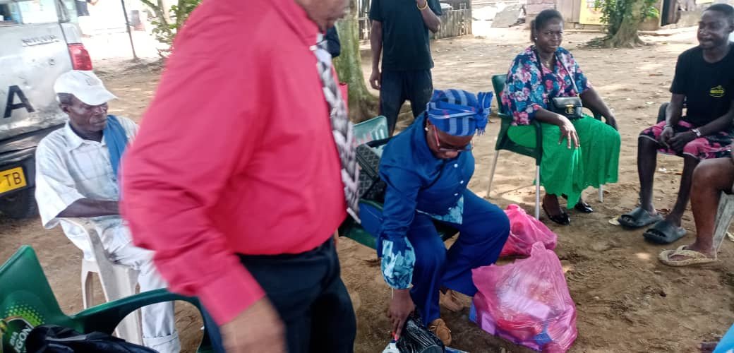 Fotografía complementaria de 03 de diciembre de 2025: Senda Antigua visita a una familia beneficiaria de su Programa de Apoyo Familiar y entrega ayuda solidaria