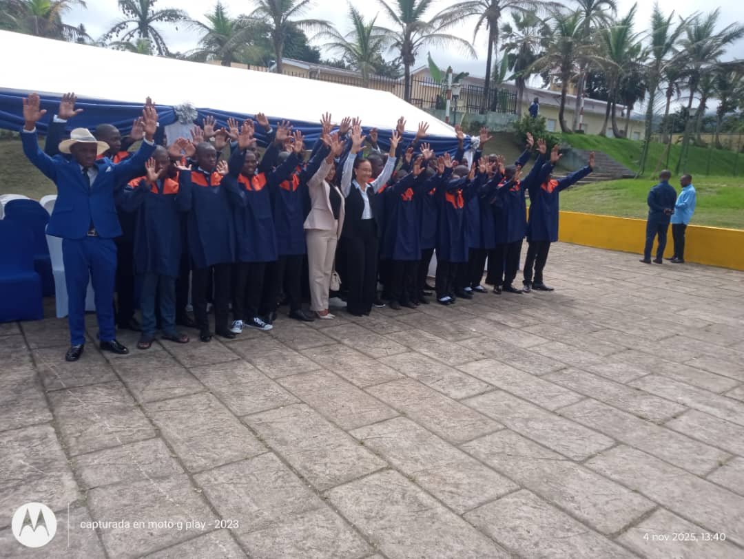 Fotografía complementaria de 04 de noviembre de 2025: Senda Antigua felicita a los jóvenes graduados del Centro de Reeducación de Menores de Riaba en una emotiva ceremonia de clausura